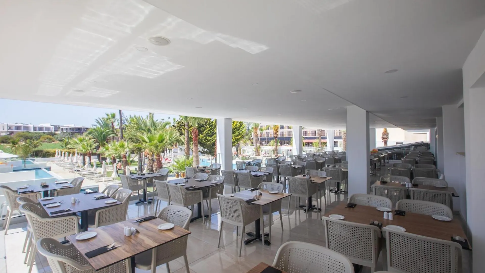 Bohemian Gardens Hotel Protaras