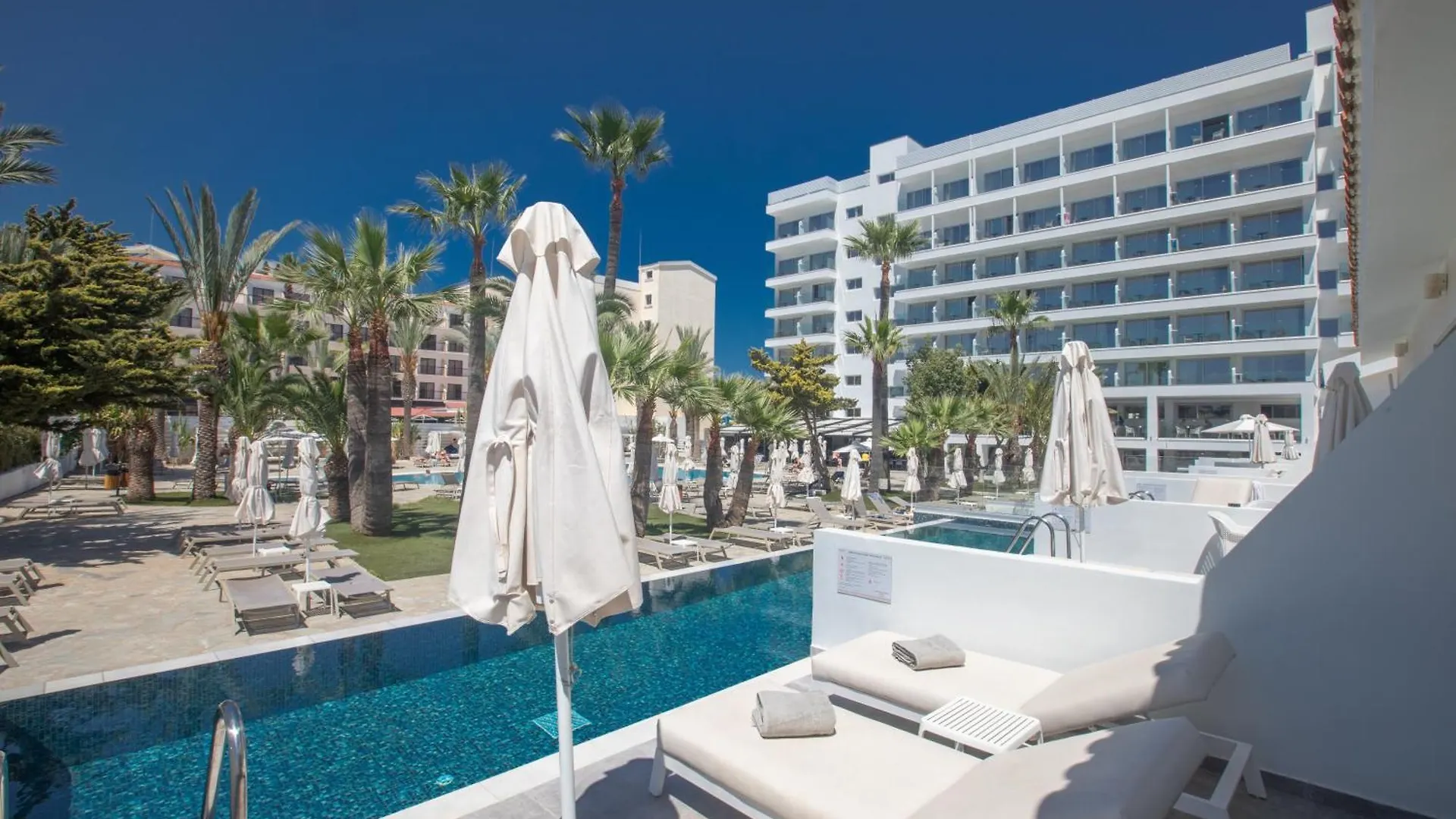 Bohemian Gardens Hotel Protaras